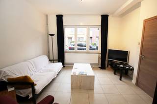 Deze leuke woning is erg goed gelegen en beschikt over o.a. 3 slaapkamers en een tuintje.<br />Bovendien is er nog een grote zolder aan die bereikbaar is met de vaste trap en waar nog 2 kamers kunnen worden bijgemaakt.<br /><br />De woning beschikt verder over een inkomhal en een ruime, doorlopende living (met een open keuken) die uitgeeft op de tuin.<br />Er is ook nog een badkamer en een apart toilet op de eerste verdieping en een enkele handige bergkelders.<br /><br />De woning is goed onderhouden en de ligging van de woning is voornaam: in een zeer aangename woonwijk en op nog geen kilometer van het station!<br />En het asbestinvenaterisattest vermeldt dat de woning "asbestveilig" is.<br /><br />Beslist een bezoek waard!<br /><br /><em>Te bezichtigen na TELEFONISCH contact op 016 23 44 16 tijdens de openingsuren, bedankt.<br />VIEWINGS AFTER CALLING US ON 016 23 44 16 during office hours, thx.</em>