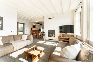 Charmante ferme rénovée sur un terrain de 2 142 m² avec une vue magnifique sur la campagne, des écuries et de nombreuses possibilités !...