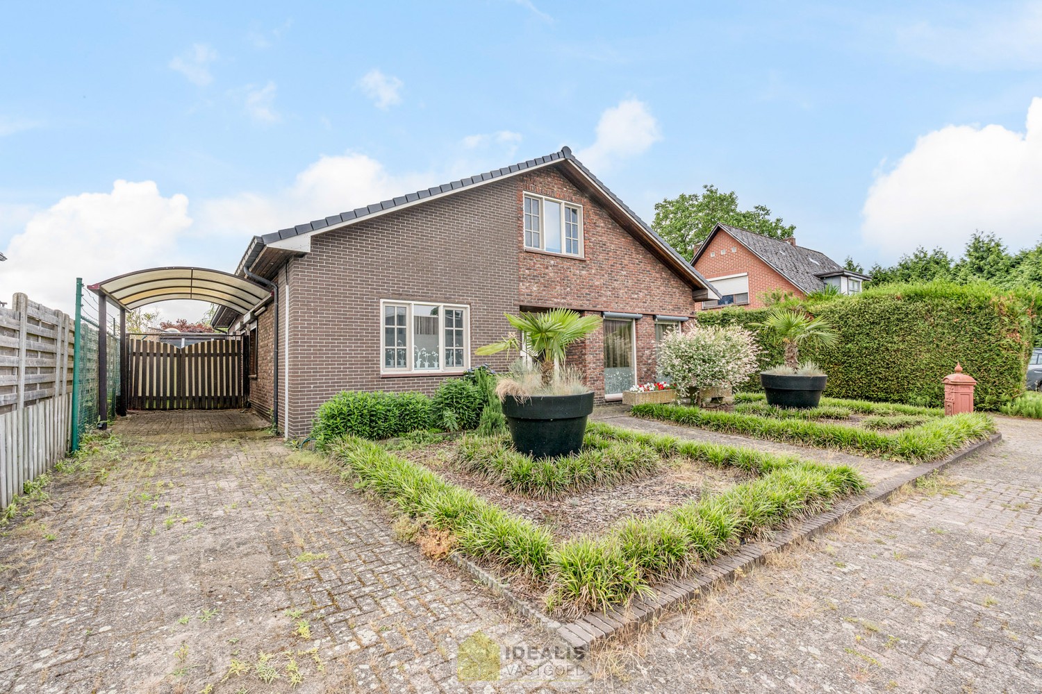 IDEALIS VASTGOED – RUIME, GERENOVEERDE EN INSTAPKLARE WONING MET 3 GELIJKVLOERSE SLAAPKAMERS, LICHTRIJKE LEEFRUIMTE MET OPEN KEUKEN ÉN AFGEWERKTE 2e VERDIEPING MET TOTALE BEWOONBARE OPPERVLAKTE VAN MAAR LIEFST +232M²!! DE WONING IS GELEGEN OP EEN KNAP PER - foto 3