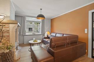 Kijkdag op zaterdag 22 augustus - op afspraak!<br />Energiezuinige en instapklare gesloten bebouwing op een centrale ligging in Sint-Andries, vlakbij winkels, scholen, zwembad en sportinfrastructuur. Deze woning op een perceel van 235 m² biedt een bewoonbare oppervlakte van 152 m² en combineert hedendaags comfort met een praktische indeling.<br />Op het gelijkvloers bevinden zich een inkomhal, een gezellige leefruimte met eetplaats, een ruime ingerichte keuken, een vernieuwde badkamer met inloopdouche, een veranda en een praktische wasruimte/bijkeuken met ingemaakte kasten. De eerste verdieping telt twee volwaardige slaapkamers, waaronder een ruime masterbedroom met ingebouwde kast. Op de zolderverdieping is er een derde slaapkamer/gastenkamer, een tussenhal en extra zolderberging.<br />De woning werd de voorbije jaren grondig vernieuwd met onder meer een nieuwe verwarmingsketel, 13 zonnepanelen, PVC-ramen met driedubbele beglazing, airco (warm/koud), elektrische rolluiken, nieuwe vloeren, binnendeuren en badkamer. Ook het plat dak en zadeldak werden vernieuwd, waarbij het zadeldak geïsoleerd werd. Dankzij het EPC-label B is dit een energiezuinige woonst.<br />Buiten geniet u van een zuidwestgerichte tuin met terras, overkapping en een stijlvol bijgebouw in Franse eik met pelletkachel, elektriciteit en distributie. Een comfortabele en verzorgde woning op een toplocatie! Ref. BR00387