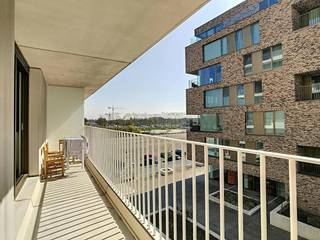 Ruim en lichtrijk appartement met 1 slaapkamer en een zonnig terras in Brugge<br /><br />Op zoek naar een comfortabel appartement op een toplocatie in Brugge? Dit aangename appartement bevindt zich op de 2de verdieping, waardoor u geniet van veel rust en een mooi open zicht.<br /><br />De combinatie van de lichtrijke leefruimte, de praktische indeling met 1 volwaardige slaapkamer en een fijne buitenruimte maakt dit appartement bijzonder aangenaam om te wonen. Het terras is bovendien volledig zuidgericht, zodat u er optimaal van de zon kunt genieten.<br />Ook de ligging is een absolute troef. Het appartement bevindt zich nabij openbaar vervoer, winkels, horeca en belangrijke verbindingswegen. Bovendien bereik je het bruisende centrum van Brugge eenvoudig te voet.<br />Indeling:<br /><br />2°V.: inkomhal met apart toilet en lavabo – lichtrijke woonkamer (32 m²) met open keuken voorzien van keramische kookplaat, oven, koelkast met diepvriesvak, vaatwasser en spoelbak – praktische berging (7 m²) met aansluiting voor de wasmachine – 1 slaapkamer (12 m²) – badkamer (5 m²) met ligbad en lavabo in meubel – een ruim terras. <br /><br />Algemeen:<br /><br />Huurprijs: € 825,00/maand<br />Provisie gemeenschappelijke kosten: € 75,00/maand<br />Beschikbaar vanaf: 01/12/2026<br /><br />De snelste manier om een bezoek aan dit pand te brengen? Vraag je bezoek aan via de roze knop op onze website (www.dewaele.com) en je wordt gecontacteerd door onze verhuurexpert Steffi.<br /><br />Telefonisch kunnen er geen afspraken gemaakt worden. Bij andere vragen kun je ons telefonisch contacteren via 050 444 999.<br /><br />Deze AI-visualisaties zijn bedoeld als inspiratie. Er werd geen rekening gehouden met technische specificaties, stedenbouwkundige voorschriften of de concrete mogelijkheden tot realisatie.