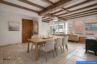 Deze woning beschikt op het gelijkvloers over een inkomhal, ruime garage met enkele bergingen en een toilet.De eerste verdieping bestaat uit een...