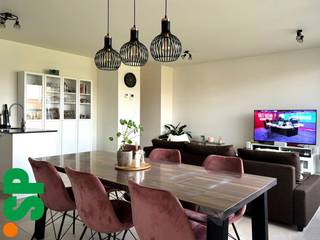 Het appartement heeft de volgende indeling: Via de inkomhal met gastentoilet (tegels) is er toegang tot de ruime en lichtrijke woonkamer...