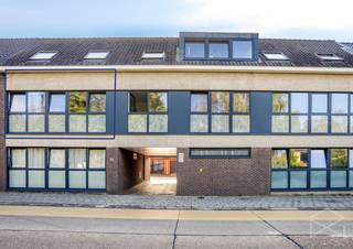 <strong>Appartement met 3 slaapkamers te koop in Ham</strong><br /><br />In de Zandstraat, in het centrum van Kwaadmechelen (Ham), vinden we dit leuke appartement. Winkels, scholen, horeca én openbaar vervoer zijn vlot bereikbaar. De oprit van de E313 bevindt zich op slechts enkele minuutjes rijden.<br /><br />Het appartement werd volledig gerenoveerd in 2019-2020. We betreden het appartement via de inkomhal met apart gastentoilet. Vanuit de inkomhal komen we binnen in de ruime leefruimte met open keuken. De grote ramen vallen hier meteen op, deze zorgen voor veel natuurlijke lichtinval in deze ruimte. De keuken is voorzien van een spoelbak, elektrisch vuur, een oven en frigo.<br /><br />Verder bevinden zich aan de achterzijde van het appartement drie ruime slaapkamers en de badkamer. De badkamer is voorzien van een lavabo en een nieuwe douche (2026).<br /><br />De centrale verwarming gebeurt via radiatoren op aardgas (condenserende ketel) en de ramen zijn voorzien van HR-beglazing (PVC). De berekende energiescore bedraagt 148 kWh/m²jaar wat resulteert in een energielabel B.<br /><br />Verder is er nog een mogelijkheid tot het bij aankopen van een garagebox voor een bedrag van 15.000,00 euro.<br /><br />Dit appartement wordt momenteel verhuurd dus kan ideaal dienen als investering.<br /><br />Spreekt dit leuke appartement jou aan? Contacteer ons via info@bosmanvastgoed.be voor meer info of een bezoek ter plaatse. Wij helpen je graag verder!