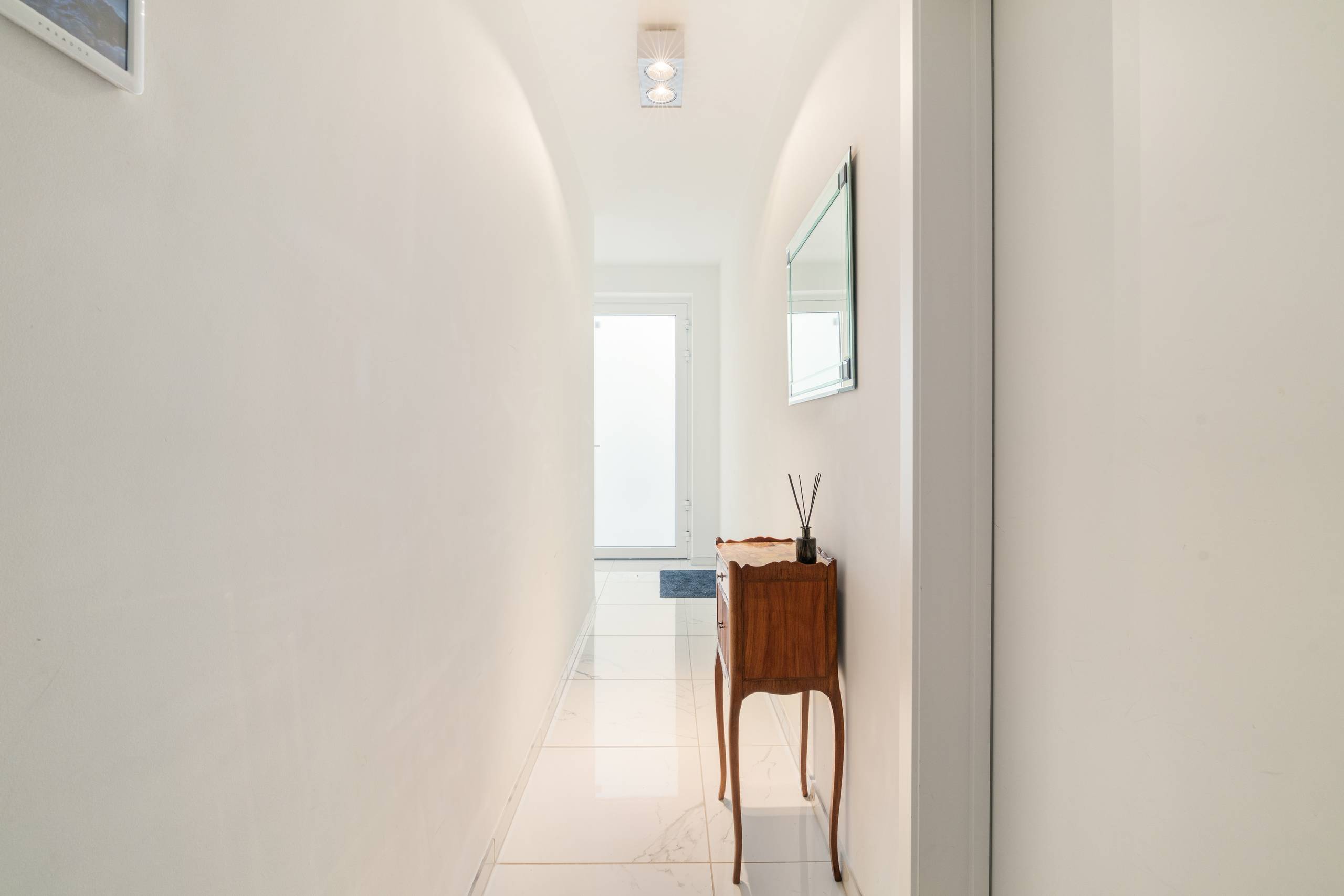 Halfopen huis in nieuwstaat met garage - foto 2