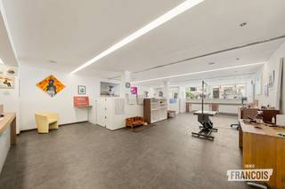 Ontdek dit veelzijdige handelspand op toplocatie in de Ezelstraat 17 te Brugge. Met een gebruiksklare handelsruimte, een achterliggend atelier van circa 40 m² en twee woongelegenheden onder één dak biedt dit eigendom tal van mogelijkheden voor ondernemers en investeerders. Dankzij de centrale ligging in de Brugse binnenstad en de combinatie van commerciële ruimte en woongelegenheden vormt dit pand een interessante opportuniteit voor wie op zoek is naar een eigen zaak met woonst of een vastgoedproject met toekomstpotentieel.<br /><br />Bij het binnenkomen ontdekt u de verzorgde handelsruimte met een mooie etalage, die volledig in orde is en onmiddellijk in gebruik kan worden genomen. Aansluitend bevinden zich een keuken en een toilet. Achteraan biedt het atelier heel wat extra mogelijkheden, bijvoorbeeld als werkplaats, opslagruimte of aanvullende professionele ruimte. Via het gelijkvloers is er bovendien toegang tot de traphal en de aparte ingang via het Zakske.<br /><br />Op de eerste verdieping bevindt zich de woonruimte boven de handelszaak, met een leefruimte, een slaapkamer, een badkamer en een voorziene ruimte voor een keuken. Op de bovenste verdieping zijn nog extra ruimtes aanwezig die, afhankelijk van de gewenste indeling, kunnen worden ingericht als één of twee bijkomende slaapkamers. De woongelegenheden dienen verder te worden aangepakt en bieden de nieuwe eigenaar de mogelijkheid om ze naar eigen smaak en wensen te renoveren en in te richten.<br /><br />Een tweede woongelegenheid beschikt over een afzonderlijke toegang via het Zakske. Deze ruimte omvat een slaapkamer, een leefruimte, een voorziene keukenruimte met aansluitende berging, een toilet en een voorziene ruimte voor een badkamer. Bovenaan bevindt zich nog een zolderruimte. Het pand biedt hierdoor verschillende indelingsmogelijkheden: van een handelspand met woonst en een afzonderlijk appartement tot een grotere woning, indien de ruimte die momenteel voor het appartement is voorzien niet afzonderlijk wordt ingericht. De renovatie en verdere optimalisatie van de woonruimtes bieden heel wat potentieel, mits rekening wordt gehouden met de eventueel vereiste vergunningen.<br /><br />Ook praktisch heeft dit eigendom heel wat te bieden. De handelsruimte beschikt over een EPC-label D en de verwarming gebeurt op aardgas via drie afzonderlijke verwarmingsketels. Bovendien is het pand vrij bij akte, waardoor u als nieuwe eigenaar meteen aan de slag kunt met uw plannen.<br /><br />Interesse? Contacteer Giovanni 0468 43 21 35 of giovanni@immofrancois.be<br /><br />