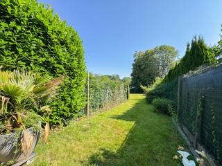CHARMANTE RIJWONING MET ZEER RUIME TUIN. De woning vormt een perfecte keuze voor wie op zoek is naar een STARTERSWONING, KLUSPROJECT...