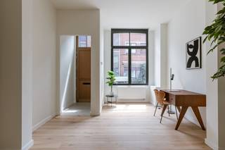 <p>Ruime gezinswoning met 4 slaapkamers en tuin in Gentbrugge<br /><br />Deze ruime en lichtrijke woning is gelegen in de Kerkstraat 182 te Gentbrugge, een aangename woonomgeving op korte afstand van Gent centrum.<br />Dankzij de ligging geniet u van een uitstekende bereikbaarheid met zowel de wagen als het openbaar vervoer. <br />De woning bevindt zich bovendien op een interessante locatie nabij het bruisende centrum van Gentbrugge, met gezellige horeca en winkels binnen handbereik. <br />Ook de verbinding naar Gent centrum, de R4 en belangrijke invalswegen is vlot bereikbaar. Voor wie graag geniet van groen en ontspanning bevinden onder andere het Gentbrugse Meersen en verschillende wandel- en fietsroutes zich in de omgeving.<br /><br />Bij het binnenkomen van de woning komt u terecht in een inkomhal. Vervolgens bereikt u de ruime woonkamer, waar het grote raam zorgt voor een overvloed aan natuurlijke lichtinval.<br />Aansluitend loopt u verder naar de volledig vernieuwde, open keuken. <br />Deze moderne keuken is perfect geïnstalleerd en biedt alle hedendaagse comfort. Dankzij de dakkoepel en de grote schuifdeur naar de tuin geniet ook deze ruimte van bijzonder veel licht. Via de schuifdeur bereikt u de ruime en gezellige stadstuin. <br />Achteraan bevindt zich bovendien een praktisch tuinhuisje, ideaal voor extra opbergruimte.<br /><br />Op de eerste verdieping bevindt zich de badkamer, ingericht met een ligbad en een dubbel lavabo-meubel. <br />Daarnaast is er een aparte ruimte voorzien met douche. Verder vindt u op deze verdieping een apart toilet en de eerste slaapkamer.<br />Het tweede verdiep zijn er nog twee ruime en lichtrijke slaapkamers.<br /><br />Via een aparte deur met trap bereikt u het derde verdiep. <br />Hier bevindt zich nog een extra ruime kamer die perfect kan ingericht worden als vierde slaapkamer. <br />Deze verdieping biedt ook mogelijkheden als extra bureauruimte, hobbyruimte of praktische berging.<br /><br />Troeven van deze woning:<br />• Ruime woning met veel natuurlijke lichtinval<br />• 4 mogelijke slaapkamers<br />• Nieuwe, volledig uitgeruste open keuken<br />• Grote schuifdeur naar de tuin<br />• Aangename stadstuin met tuinhuis<br />• Badkamer met ligbad, dubbele lavabo en aparte douche<br />• Ruime zolderverdieping met extra mogelijkheden<br />• Goede bereikbaarheid richting Gent centrum en R4<br />• Gelegen in een aangename woonomgeving in Gentbrugge<br /><br /><br />Voor meer informatie of een bezoek, contacteer Thomas via thomas@vicusvastgoed.be of op het nummer 0474 26 27 58.</p>