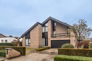 <p>Interesse? Neem rechtstreeks contact op met de eigenaar via:<strong> Ivano@meerinfo.immo </strong>of bel naar <strong>0475/28.04.15</strong> en maak u afspraak voor één van de kijkdagen: 25 april van 14u00-18u00 en zaterdag 2 mei tussen 10u-17u00.</p>
<p>Deze instapklare verzorgde <span>splitlevel woning</span> combineert ruimte, comfort en functionaliteit op een doordachte manier. Dankzij de verschillende niveaus geniet u van een aangename woonbeleving met veel lichtinval en een duidelijke scheiding tussen leef- en slaapgedeeltes.</p>
<p>De woning verwelkomt u via een inkomhal met gastentoilet. De leefruimtes bestaan uit een gezellige eetkamer en een lichtrijke woonkamer. De volledig ingerichte keuken is uitgerust met kwalitatieve <span>Miele-toestellen</span> en sluit naadloos aan op het dagelijkse comfort.</p>
<p>Via de achterhal bereikt u de tuin. Deze ruimte is tevens voorzien van een praktische wasruimte. Op dit niveau bevindt zich ook een ruime slaapkamer met aansluitende dressing en een eigen douchekamer met toilet, ideaal als master bedroom.</p>
<p>Op de verdieping zijn er <span>drie ruime slaapkamers</span>, allen voorzien van <span>ingebouwde kasten</span>, en een stijlvol ingerichte badkamer met <span>inloopdouche, ligbad en toilet</span>. Daarnaast is er nog een <span>zolderruimte</span> die extra mogelijkheden biedt (hobbyruimte of uitbreiding).</p>
<p>Verder beschikt de woning over:</p>
<ul>
<li><span>Garage voor twee wagens, aangename tuin</span></li>
<li><span>Twee volwaardige kelders met ramen</span></li>
<li><span>Zonnepanelen</span></li>
<li><span>Airconditioning (koelen én verwarmen)</span></li>
<li><span>Laadpaal voor elektrische wagen</span></li>
</ul>
<p>De woning is gelegen in een <span>rustige, residentiële buurt</span> in Heusden-Zolder, met een vlotte verbinding naar alle dagelijkse voorzieningen, ideaal voor gezinnen of kopers die op zoek zijn naar een ruime, energiezuinige en instapklare woning met hedendaags comfort.</p>
<p>Deze combinatie van <span>rustige woonomgeving</span>, <span>nabijheid van scholen en winkels</span> en <span>goede bereikbaarheid</span> via openbaar vervoer en snelwegen maakt de locatie bijzonder aantrekkelijk voor gezinnen, pendelaars, actieve bewoners. <span>Totale oppervlakte woning volgens EPC verslag.</span></p>