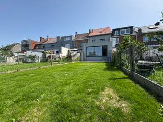 <p>Immo Pické biedt U deze volledig gerenoveerde woning aan gelegen in de onmiddellijke omgeving van scholen, winkels, openbaar vervoer en de belangrijkste verbindingswegen. We betreden deze woning via een ruime inkomhal die uitgeeft op een gastentoilet en wasplaats. Aansluitend vinden we een zeer ruime en volledig open en lichtrijke leefruimte en een te installeren keuken. Aansluitend vinden we een ruim terras en grote tuin (terras en tuin worden nog aangelegd en ingezaaid). Op de eerste verdiepingen vinden we een nachthal, een volledig geïnstalleerde badkamer, een bureel en 2 grote slaapkamers. De zolderverdieping is verder ingericht in een masterbedroom met aansluitende badkamer. <br />Woning is in 2025-2026 volledig gerenoveerd, elektrische installatie conform, vernieuwde ramen, vernieuwde verwarming,......</p>