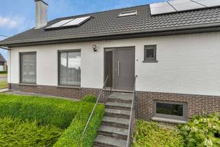 <p>In de Hogenhovestraat te Aarsele bevindt zich deze ruime gezinswoning op een perceel van 841 m², gelegen in een landelijke omgeving met prachtig zicht op de achterliggende weilanden. </p><p>Dankzij de nabijheid van het station van Aarsele en de vlotte verbinding naar Tielt en Deinze combineert deze woning rust met een uitstekende bereikbaarheid.</p><p> </p><p>Met een bewoonbare oppervlakte van ca. 160 m² biedt deze instapklare woning alle ruimte voor het gezin. </p><p>Bovendien werden reeds belangrijke energetische investeringen uitgevoerd, waaronder vernieuwde ramen en deuren, een vernieuwd dak, zonnepanelen en een zonneboiler.</p><p> </p><p>De indeling omvat op het gelijkvloers een inkomhal met gastentoilet, een lichtrijke woonkamer met recente gashaard, een volledig uitgeruste keuken, een badkamer met ligbad en lavabomeubel en twee slaapkamers met uitzicht op de tuin. </p><p>Op de verdieping bevinden zich nog twee extra slaapkamers, een ruime nachthal en twee praktische zolderbergingen.</p><p> </p><p>De woning is volledig onderkelderd en beschikt over een dubbele garage, bereikbaar via een binnentrap en de oprijlaan achteraan. Deze ruimte biedt tal van mogelijkheden voor stockage, hobby’s of een werkplaats.</p><p> </p><p>De tuin sluit naadloos aan op het landelijke decor. </p><p>Achteraan bevindt zich een recent bijgebouw met grote, volledig te openen glaspartijen, ideaal om in alle rust van het uitzicht te genieten.</p><p> </p><p>Extra troeven zijn de regenwaterput van 10.000 liter en de sterke energetische basis. Een ideale woning voor wie op zoek is naar ruimte, rust en potentieel om verder naar eigen smaak te moderniseren.</p>