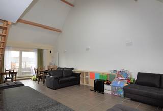 Prachtige duplex in Mechelen met 3 slaapkamers.<br /><br />Gelegen nabij het station Nekkerspoel, op wandelafstand van het centrum van Mechelen, school, bakker,...<br />Het pand is uiterst geschikt voor co-housing.<br /><br />Indeling: Via de lift komt u op uw eigen privé verdieping met inkomhal, lichtrijke woonruimte met volledig geïnstalleerde open keuken, 2 ruime slaapkamers, badkamer met ligbad/douche, apart toilet, berging met aansluiting voor wasmachine en droogkast en ruim terras met extra buitenberging.<br />Via de woonruimte gaat u met een open trap naar de tweede verdieping met een grote open vide met plaats voor bureau/speelruimte en een derde slaapkamer.<br />Er is een kelder aanwezig.<br /><br />Het appartement is uitgerust met zonnepanelen en een batterij waardoor het elektriciteitsverbruik zeer laag ligt.<br /><br />Het is mogelijk een autostaanplaats bij te huren onder het gebouw aan 100 euro/maand.<br /><br />Provisie kosten algemene delen 100 euro/maand<br /><br />Voor meer info of een bezoek via info@immovos.be of 0492 63 58 05