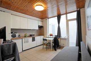 Wenst u betaalbaar te wonen of bent u opzoek naar een betaalbare investering? Dan is dit uw kans! Dit appartement zit in een kleinschalig complex van 8 appartementen. De appartementen worden door de eigenaars zelf beheerd, dus GEEN extra SYNDICUSKOSTEN!  Het appartement is gelegen op de begane vloer. Het beschikt over een leefruimte met open keuken, badkamer,  1 slaapkamer en terras. Dit appartement dat gelegen is op een boogscheut van het centrum van Sint-Niklaas is momenteel verhuurd voor 560 euro/maand. Indien u dit appartement aankoopt als uw enige woonst kan u deze bovendien aankopen aan slechts 2% registratie! Bel vandaag nog voor uw afspraak naar 052/ 41.41.94 of contacteer ons via e-mail!<br />referentie: 5486