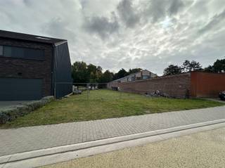 <p><span>Rustig gelegen perceel grond van 1265m², op wandelafstand van het dorpsplein van Erps, supermarkt, scholen, sporthal en handelszaken. Niet ver van het treinstation van Kortenberg en centraal gelegen tussen Brussel en Leuven. Stedenbouwkundig attest bij de dienst omgeving van de gemeente Kortenberg reeds in aanvraag. </span></p><p><span> </span></p>