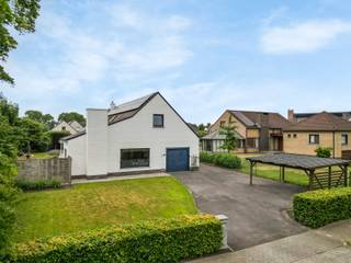 Op een rustige ligging aan de rand van een gezellige woonwijk, met een vleugje landelijke charme, wacht deze ruime alleenstaande villa in Loppem...