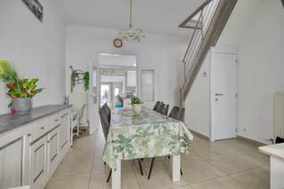 <p>Ruime gesloten bebouwing in Mechelen, vlak bij openbaar vervoer en invalswegen.</p>
<p> </p>
<p>Deze woning biedt een praktische indeling en veel ruimte voor gezinnen of wie op zoek is naar een stadswoning met potentieel. Gelegen aan de stadsrand van Mechelen geniet u van een vlotte verbinding naar het centrum, scholen, openbaar vervoer en het treinstation. De woning beschikt over vier slaapkamers, een gezellige woonkamer en een functionele keuken. De koer zorgt voor een aangename buitenruimte met weinig onderhoud. Dankzij het EPC-label C combineert deze woning ruimte met een gunstige energiescore.</p>
<p> </p>
<p>Belangrijkste ruimtes:<br />• Inkomhal<br />• Woonkamer<br />• Functionele keuken<br />• Badkamer<br />• 4 slaapkamers<br />• Koer<br />• Kelder</p>
<p> </p>
<p>Troeven:<br />• Centrale ligging nabij scholen, openbaar vervoer en station<br />• 4 volwaardige slaapkamers<br />• EPC-label C</p>
<p> </p>
<p>Neem vandaag nog contact op met je ERA-makelaar voor een bezoek.</p>
<p> </p>
<p>JOUW DROOMHUIS. ZO GEVONDEN!</p>