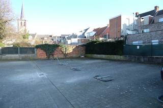 <p><span>Buitenstaanplaats te huur achter gebouw. Onmiddellijk beschikbaar. Er is een beugel voorzien op de staanplaats.</span></p>