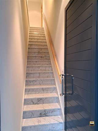 2 handelspanden met bovenliggend duplex-appartementin centrum Tongeren (2 huisnummers) Pal in het centrum van Tongeren vinden we deze handelszaak met...