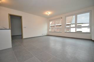 Ben je op zoek naar een instapklaar appartement op een centrale ligging?<br />Dan is dit recente appartement in het hart van Burcht zeker een bezoek waard.<br /><br />Via de inkomhal kom je in de ruime en lichtrijke leefruimte met open, volledig ingerichte keuken, voorzien van alle hedendaags comfort en toestellen. Aansluitend bevindt zich een praktische berging.<br />Verder beschikt het appartement over één ruime slaapkamer en een badkamer met lavabomeubel en inloopdouche.<br />Het apart toilet zorgt voor extra comfort.<br />Als extra troef is er een carport aanwezig.<br /><br />Dankzij de gunstige ligging woon je op wandelafstand van winkels, openbaar vervoer en alle voorzieningen die het centrum van Burcht te bieden heeft.<br /><br /><strong>Praktische informatie:</strong>
<ul>
<li>Beschikbaar vanaf 01/07/2026</li>
<li>Huurwaarborg: 3 maanden huur (€ 2.325,-)</li>
<li>Gemeenschappelijke kosten: € 75,-/maand (onderhoud en elektriciteit gemeenschappelijke delen en lift)</li>
<li>Plaatsbeschrijving: € 285,- (intrede en uittrede)</li>
</ul>
Een comfortabel appartement op een uitstekende locatie.<br />Interesse? Contacteer ons voor een bezoek via 03/775.78.79.