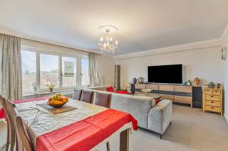 <span><span>GROOT GROTER GROOTST. Beleef dit royaal appartement met ons.<br />Gelegen op de 3° en hoogste verdieping van een kleinschalige residentie. De praktische indeling en veel ruimte staan garant voor vele jaren woongenot. Dit comfortabel en onderhoudsarme appartement ligt op loopafstand van het bruisende centrum en slechts op 1.400 meter van het strand en de Noordzee. Een levendige woonlocatie die nooit verveelt met vrij uitzicht richting de zee.<br /><br />Het appartement met 132 m<sup>2 </sup>(!) aan bewoonbare oppervlakte, is met de leefruimte en de afzonderlijke keuken gericht op het zuiden. Deze ligging, in combinatie met de raampartijen, zorgt voor veel daglicht in het appartement en daardoor een plezierig leefklimaat. Drie slaapkamers waarvan de masterbedroom met directe toegang tot de badkamer voorzien van een ligbad. De tweede slaapkamer geeft toegang tot een klein balkon aan de achterzijde van het gebouw. Derde aanpalende slaapkamer met extra privacy dankzij een afzonderlijke toegang. Ideaal voor combinatie woon/werken.<br /><br /><u>De indeling van de ruimtes is als volgt</u>:<br />Inkomhal met apart gastentoilet - 3 slaapkamers (17 m<sup>2</sup>, 9 m<sup>2</sup> en 16 m<sup>2</sup>) – badkamer met ligbad – zonnige woonkamer – afzonderlijke keuken – balkon.<br /><br /><u>Enkele troeven</u>:</span></span>
<ul>
<li><span><span>Uitstekende ligging en oriëntatie;</span></span></li>
<li><span><span>Lift;</span></span></li>
<li><span><span><strong>3 slaapkamers</strong>;</span></span></li>
<li><span><span>Instapklaar en goed onderhouden,</span></span></li>
<li><span><span><strong>Gunstig energielabel C</strong>. Geen renovatieverplichting;</span></span></li>
<li><span><span>Dak vernieuwd in zomer 2025;</span></span></li>
<li><span><span>Op de stadsrand van Oostende;</span></span></li>
<li><span><span>Voldoende gratis parkeergelegenheid in de omgeving.</span></span></li>
</ul>
<span><span>Wenst u meer info of een bezichtiging? Contacteer ons kantoor op het nummer 051 50 11 51 of per email via diksmuide@diksimmo.be.</span></span>