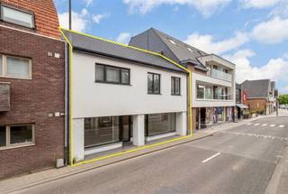 <p>"ABSOLUTE TOPPER" - Afspraak ENIGE BEZOEKDAG ENKEL telefonisch via Randy Remue op 0479/ 99. 99. 90, meer info via Facebook "remuerandy" - LIKE de pagina en blijf op de hoogte van alle nieuwe woningen. De stukken van de woning zijn te consulteren op www.immo-zone.be. Dit ruim handelshuis met woongelegenheid bevindt zich te Paardemarkt 10, vlakbij de prachtige markt van het bruisende Sint-Lievens-Houtem. Indeling: we betreden het pand en komen meteen terecht in het handelsgedeelte met aansluitend de woonkamer en open keuken met aansluiting tot de berging en douchekamer. Op het 1e verdiep treffen we de 4 slaapkamers en 2 badkamers waarvan één volledig is afgewerkt en de tweede nog verder kan worden ingericht. Dit verder te renoveren pand biedt tal van mogelijkheden, zowel voor commerciële activiteiten als voor residentieel gebruik. Enkele afbeeldingen werden ter illustratie toegevoegd. Dit pand is een ABSOLUTE TOPPER voor ondernemens, investeerders of gezinnen. Gelegen vlakbij winkels, scholen, openbaar vervoer en op 6 km van de autosnelweg. P-score: B / G-score: B. <br />VOOR ZEER SNELLE BESLISSERS!!<br />IMMO ZONE RHODELAND RANDY REMUE - 0479 99 99 90</p>