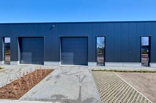 <p>KMO-unit te koop Genk - BEDRIJVENPARK KOMPELLAAN<br /><br />Bedrijvenpark Kompellaan: 21 moderne KMO-units langsheen de Kompellaan in Genk. Dit complex biedt kleine en middelgrote ondernemingen de perfecte plek om te starten, groeien en te innoveren. De unit 2 heeft een oppervlakte van 255m² en beschikt over 3 parkeerplaatsen. De unit wordt casco opgeleverd. <br /><br />KMO-Unit 2<br />- oppervlakte: 255m²<br />- staalstructuur met geïsoleerde wanden en dak<br />- sectionaalpoort 4mbr x 4,2mh<br />- 3 privatieve parkeerplaatsen<br /><br />Voor meer info 011/39 90 50 of info@jansenrealestate.be<br />https://www.jansenrealestate.be/project-kompellaan/6190088/</p>