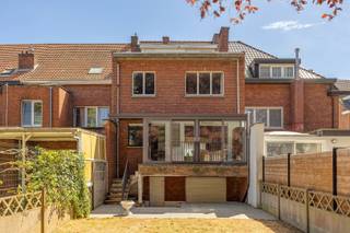 <p>Centrale ligging op wandelafstand van het Kristus-Koningplein en Dorpstraat met winkels en openbaar vervoer.</p><p>Indeling: inkomhal met gastentoilet, garage en verschillende provisie- en bergruimtes + toegang naar terras en tuin.<br />V1: ruime drie-delige leefruimte op vinylvloer, achteraan overdekt terras met toegangstrap naar tuin, te renoveren keuken achteraan en gastentoilet.<br />V2: 4 slaapkamers (ca. 15/15/9/8m2) op vinylvloer, badkamer met douche en bad, apart toilet.<br />V3: 2 extra kamers (ca. 11/10m2) op vinylvloer + hobbykamer onder schuin dak.</p><p>Extra's:<br />- EPC 268kWh/m2 ( label C)<br />- deels vernieuwd buitenschrijnwerk in pvc<br />- CV-ketel op gas (2015)<br />- niet asbestveilig</p><p>Info/bezoek: 03/283 83 00 - noord@sinjoor.be</p>