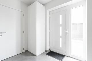 In de Haverstraat 13 te Peer, gelegen in een rustige en recente woonwijk, vinden we deze moderne en instapklare woning met een bewoonbare oppervlakte van circa 136 m². De woning beschikt over drie slaapkamers, een ruime leefruimte, een volledig uitgeruste keuken, een aangelegde tuin en een carport. Dankzij de energieklasse A geniet u bovendien van een bijzonder energiezuinige woning.<br />Via de verzorgde inkomhal betreedt u de woning. Hier bevinden zich het gastentoilet met lavabo en de toegang tot de ruime leefruimte van circa 52 m². Dankzij de grote raampartijen geniet de woonkamer van veel natuurlijke lichtinval en een aangenaam zicht op de tuin.<br />De leefruimte sluit naadloos aan op de open keuken, die recent volledig werd vernieuwd en uitgerust is met de nodige toestellen. Aansluitend bevindt zich een praktische berging/wasplaats.<br />Op de verdieping bevinden zich drie slaapkamers met oppervlaktes van respectievelijk circa 22 m², 12 m² en 10 m². De badkamer is uitgerust met een dubbele lavabo, een ruime inloopdouche en een hangtoilet.<br />Ook buiten heeft deze woning heel wat te bieden. De volledig aangelegde en omheinde tuin is zuidelijk georiënteerd en beschikt over een aangenaam terras. Daarnaast is er een carport voorzien.<br />Pluspunten:<br />Energieklasse A<br />Rustige ligging in een recente woonwijk<br />Circa 136 m² bewoonbare oppervlakte<br />Drie slaapkamers<br />Ruime leefruimte van circa 52 m²<br />Recent vernieuwde keuken<br />Vloerverwarming<br />Zuidgerichte, aangelegde en omheinde tuin<br />Terras en carport aanwezig<br />Instapklaar en energiezuinig<br />Verkoop onder het stelsel van registratierechten – 2% voor rechthebbenden<br />Bent u op zoek naar een moderne, energiezuinige woning op een rustige locatie in Peer? Contacteer ons dan voor een vrijblijvende bezichtiging en ontdek zelf alle troeven van deze woning.