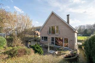 <p>Deze ruime open bebouwing is een instapklare gezinswoning met tal van mogelijkheden, waaronder het uitoefenen van een vrij beroep. De woning geniet van een praktische ligging met vlotte verbinding naar belangrijke invalswegen, openbaar vervoer, winkels en andere voorzieningen.<br /><br />Binnenin vindt u een ruime en lichtrijke leefruimte met een gezellige houtkachel, ideaal voor sfeervolle momenten met het gezin. De geïnstalleerde keuken sluit aan op een praktische berging/wasplaats, wat zorgt voor extra comfort in het dagelijks gebruik. De woning beschikt over vier slaapkamers, waarvan één ter hoogte van de leefruimte die perfect kan dienen als bureau. Eén van de slaapkamers is bovendien voorzien van een aangrenzende ruimte die kan worden ingericht als dressing of bureau. Verder is er bijzonder veel bergruimte aanwezig. De geïsoleerde zolder biedt bovendien nog extra potentieel en kan na afwerking worden ingericht tot twee bijkomende kamers.<br /><br />Buiten geniet u van een leuke noord gerichte, licht hellende tuin met twee terrassen, waar het aangenaam vertoeven is. De woning beschikt daarnaast over een garage voor 2 wagens en voldoende parkeergelegenheid op de oprit. Tot slot dragen 12 zonnepanelen met batterij bij aan een energiezuiniger verbruik en is er een alarm voorzien<br /><br />Een ideale woning voor gezinnen die ruimte, comfort en een goede ligging weten te waarderen. Interesse? Bel of mail ons voor een afspraak op 016 229 228 of office@connect-immo.be<br /><br />EPC: 174 kWh/m² - UC: 3803830 - label B<br />Wg-Gvkr-Gdv</p>