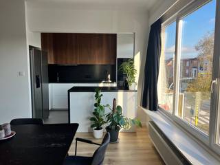 Ontdek dit charmante appartement met twee slaapkamers, gelegen aan de Oude-Godstraat in Edegem. De leefruimte baadt in natuurlijk licht dankzij de grote raampartijen, die een aangenaam uitzicht bieden op de omgeving. De open keuken, voorzien van moderne apparatuur en een stijlvol eiland, vormt het hart van het appartement en nodigt uit tot gezellige avonden.<br /><br />Dit appartement beschikt over twee comfortabele slaapkamers, wat het ideaal maakt voor koppels of kleine gezinnen. De neutrale afwerking en de lichte vloeren zorgen voor een tijdloze uitstraling en bieden een perfecte basis om uw eigen stijl te creëren.<br /><br />Met een gunstige EPC-score C is dit appartement een energiebewuste keuze. Geniet van een comfortabel leven in Edegem, met alle voorzieningen binnen handbereik. Dit is een uitstekende kans om uw droomwoonst te vinden.<br /><br />Troeven<br />- Lichtrijk appartement met zonnig terras en groen zicht<br />- 2 kelderruimtes<br />- Ruime leefruimte met aansluitende keuken<br />- Apart toilet<br />- Handige wasruimte<br />- Elektriciteit conform<br />- Gunstige EPC-C<br />- Lage gemeenschappelijke kosten<br />- Mogelijkheid om een garage te huren<br />