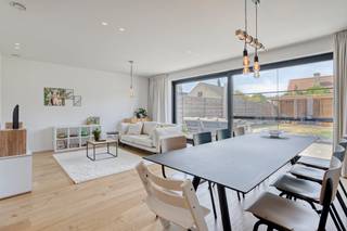 Modern en verrassend ruim, recent huis (°2023, 199m² bewoonbare oppervlakte) dat beschikt over 5 slaapkamers (waarvan 1 slaapkamer van 50m², die als polyvalente ruimte kan gebruikt worden), inpandige garage en een gunstig georiënteerd perceel van 205m² met aangelegde terrassen en tuinberging. Het eigendom geniet van een centrale ligging in Sijsele nabij openbaar vervoer, buurtwinkels, warenhuizen, scholen, sportcentra en met een vlotte verbinding naar Damme, Brugge, Knokke, Maldegem... Tevens is het huis voorzien van EPB label A, E-peil 26 (BEN woning), vloerverwarming, conforme elektrische keuring, zonnepanelen, ventilatie type D, 7.000L regenwaterput. Deze woning wordt onder het stelsel van verkooprechten (2%) in plaats van BTW-tarief verkocht.<br />Gelijkvloers:<br />- Inkomhal (6m²) met gastentoilet en vestiaire;<br />- lichtrijke woonkamer (48m²) met ingerichte leefkeuken en schuifraam;<br />- praktische berging (3m²) aansluitend aan de keuken;<br />- praktische garage (20m²);<br />- gunstig georiënteerde tuin (205m²) met aangelegd terras + tuinberging (met overdekt terras).<br />1ste verdieping (met halfmassief houten vloerbekleding):<br />- Nachthal (9m²) met toegankelijke trap en wc;<br />- 4 slaapkamers (14m², 12m², 10m² & 10m²);<br />- badkamer (7m²) voorzien van ligbad, inloopdouche en dubbele lavabo in meubel.<br />2de verdieping (met halfmassief houten vloerbekleding):<br />- Slaapkamer 5 (50m²) / polyvalente ruimte;<br />- afzonderlijke, praktische berging.<br />3de verdieping:<br />- Zolderberging (10m²) toegankelijk via vlizotrap.<br /><br /><br />De eigendom wordt aangeboden via de Pre-sale formule. Op 19/09/2026 tussen 09:00 en 13:00 kan u het huis op afspraak komen bezichtigen en een bod uitbrengen. De vermelde prijs is een instelprijs. Voor meer info, gelieve contact op te nemen met de dossierverantwoordelijke.<br /><br />Bestuursmaatregelen in het maatregelenregister: nee
