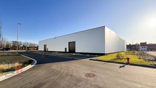Nieuwbouw met een totale oppervlakte van <strong>1.690 m²,</strong> bestaande uit <strong>1.000 m² opslag-/atelierruimte </strong>met <strong>mezzanine van 200 m²</strong> en <strong>490 m² kantoorruimte.</strong><br />Uitstekend gelegen aan de Brechtsebaan in Schoten, met een vlotte aansluiting op de E19 en uitstekende zichtbaarheid.<br /><br />De <strong>opslagruimte</strong> met een <strong>vrije hoogte van 6 m</strong> is vlot toegankelijk via een <strong>automatische sectionale poort (4 x 4 m)</strong> . Het magazijn is volledig uitgerust met een nachtsluis, verzwaarde elektriciteit (166 kVA / 240 A) en een mezzanine van 200 m² met o.a. kitchenette en afgewerkt saniatait met douchemogelijkheid.<br /><br />De<strong> casco kantoorruimte </strong>omvat <strong>240 m² op het gelijkvloers</strong> en <strong>250 m² op de eerste verdieping </strong>(inclusief aangenaam terras). <br />Zowel het magazijn als de kantoren zijn quasi volledig uitgerust en bieden nog mogelijkheden tot afwerking op maat, in overleg met de eigenaar.<br /><br />Het pand beschikt hiernaast over <strong>20 privatieve parkeerplaatsen</strong>, aangevuld met openbare parkeermogelijkheden.<br /><br />Beschikbaar vanaf 01/04/2026<strong>. </strong>Gedeeltelijke huur eveneens mogelijk.<br /><br />Contacteer <strong>PANORAMA B2B</strong> voor bijkomende inlichtingen of een vrijblijvend plaatsbezoek <strong>0477 91 10 00</strong>