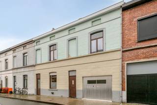 Woning met véél potentieel op topligging in Gentbrugge!
Ben je op zoek naar een woning waar je écht je eigen stempel kan op drukken? Dan is dit pand in Gentbrugge absoluut een buitenkans! Gelegen op een goede, vlot bereikbare ligging en met een brede gevel, biedt deze woning een zee aan mogelijkheden voor wie durft te dromen én te renoveren.
De woning beschikt over vier volwaardige slaapkamers, een garage en een leuke buitenruimte waar je een gezellige tuin, terras of ontspanningshoek kan creëren. Extra troef is het bijgebouw/stalling, ideaal als werkplaats, mini-magazijn, hobbyruimte of stockage – perfect voor zelfstandigen, klussers of creatieve zielen.
Hoewel de woning volledig te renoveren is, zit het potentieel hier écht goed: de indeling, de volumes en de extra ruimtes maken dit pand bijzonder interessant voor gezinnen, investeerders of wie op zoek is naar een project met toekomst.
Startprijs – bieden mogelijk!
Dit is jouw kans om aan een aantrekkelijke instapprijs een woning te verwerven die je kan omvormen tot een echte thuis of rendabele investering.
Troeven op een rij: 4 slaapkamers, Grote gevelbreedte, Garage, Buitenruimte, Stallingen / werkplaats / magazijntje
Goede ligging in Gentbrugge. Renovatieproject met enorm veel mogelijkheden
Zin om hier jouw toekomst te bouwen? Mis deze kans niet en ontdek zelf wat dit pand allemaal te bieden heeft! 

Exclusief te koop aangeboden via de Oximo online verkoopsprocedure. Voor registratie en aanvaarding van de verkoopsvoorwaarden zie www.oximo.be.