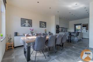 EERSTE BEZOEKDAG ZATERDAG 16/5 VAN 14U TOT 16U (enkel op afspraak!)<br /><br />WELLE - AUTHENTIEKE HERENWONING MET LUXERENOVATIE, E-PEIL -20 EN UITZONDERLIJK PERCEEL VAN 4.480 M²!<br /><br />Bent u op zoek naar een instapklare karakterwoning waar authenticiteit, ruimte en hedendaags wooncomfort perfect samenkomen?<br /><br />Deze prachtig gerenoveerde herenwoning in Welle combineert de charme van hoge plafonds en authentieke elementen met een doorgedreven energetische renovatie. Dankzij de warmtepomp, 58 zonnepanelen en thuisbatterijen geniet u hier van uitzonderlijk lage energiekosten en een indrukwekkend E-peil van -20.<br />Binnenin biedt de woning royale leefruimtes met veel lichtinval, een luxueuze leefkeuken, meerdere volwaardige slaapkamers en alle comfort voor grote gezinnen, thuiswerk of een combinatie van wonen en werken.<br />Buiten wacht een uitzonderlijk perceel van 4.480 m² met maximale privacy, veel parkeermogelijkheden en tal van mogelijkheden voor tuinliefhebbers, zelfstandigen of gezinnen die ruimte zoeken.<br /><br />Troeven:<br /><br />• Volledig gerenoveerde karakterwoning<br />• E-peil -20<br />• 58 zonnepanelen + thuisbatterijen<br />• Warmtepomp<br />• Luxueuze leefkeuken, 4 slaapkamers, 2 badkamers<br />• Groot perceel van 4.480 m²<br />• Veel parkeergelegenheid<br />• Instapklaar<br />• Vlotte verbinding richting Brussel en Gent<br /><br />Kortom: Een unieke woning voor wie karaktervol en toekomstgericht wil wonen zonder renovatiestress.'<br /><br />Meer info of bezoek: 053/60.65.60