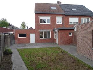 Volledig gerenoveerde en verzorgde gezinswoning gelegen op een rustige locatie in het centrum van Essen. De woning wordt betreden via de...