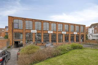 Bright office for rent located in Nijverheidsstraat 7, near the R30, the Bruges ring road and within walking distance of the city center...