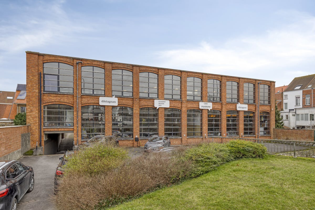 Easily accessible office space (405 m²) for rent in Bruges - photo 1