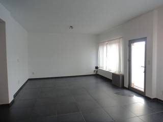 Handelsgelijkvloers (+/- 80m²), ideaal gelegen op de Gobbelsrode op slechts enkele minuten van Holsbeek en Lubbeek.Dit handelspand bestaat uit: open...