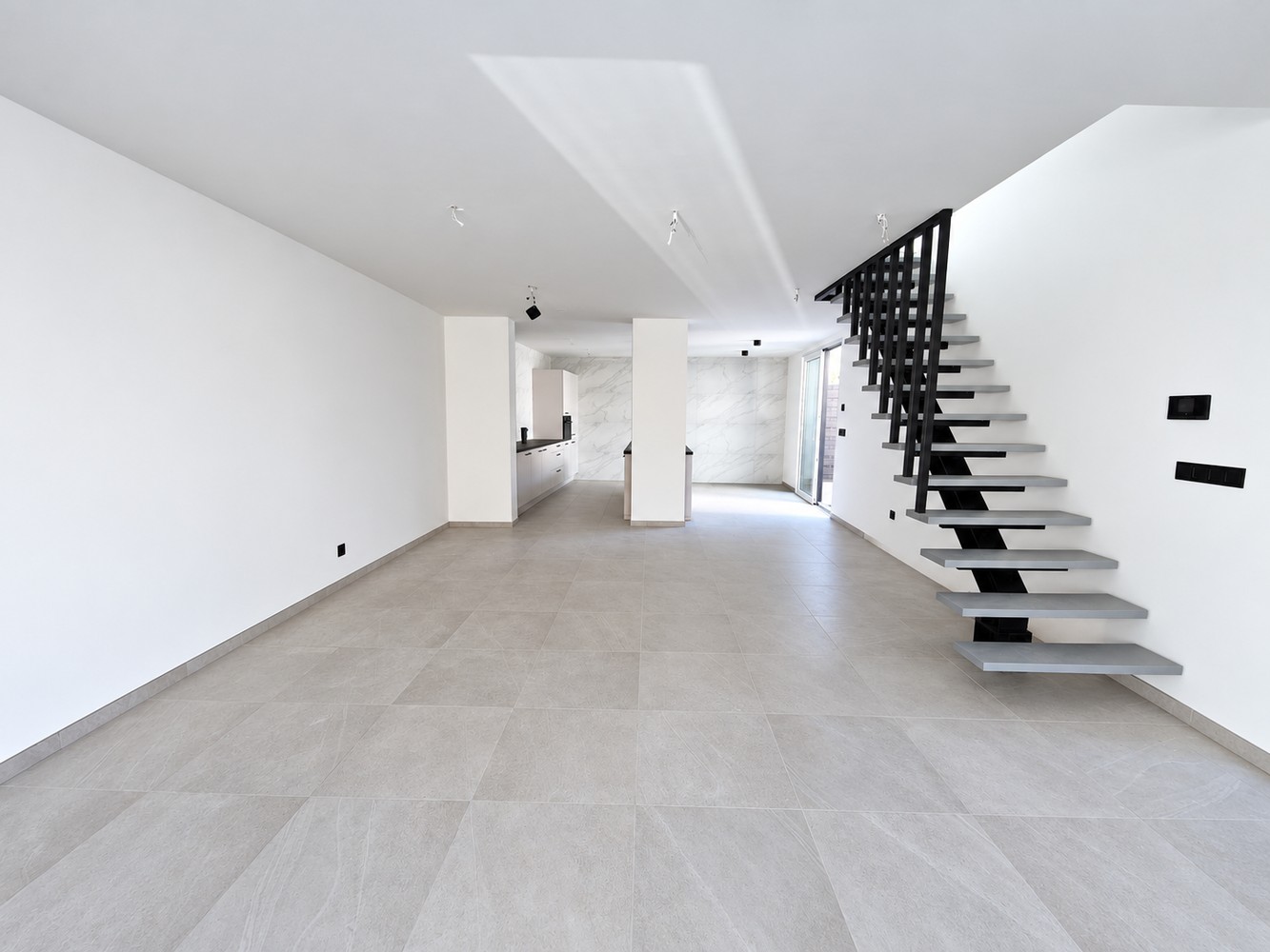 Volledig gerenoveerde woning met 3 slaapkamers te huur in het centrum van Lanaken - foto 4