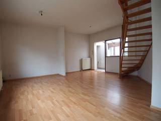 <p>Ben je op zoek naar een renovatieproject op een toplocatie? Dit te renoveren appartement in het hart van Aarschot bied je de kans om jouw eigen stempel te drukken en een thuis te creëren die volledig aan jouw wensen voldoet. Momenteel zijn het 2 appartementen die tot 1 geheel kan gemaakt worden.<br /><br />Belangrijkste kenmerken:<br /><br />Centrale ligging: Gelegen in het centrum van Aarschot, dichtbij winkels, scholen, restaurants en openbaar vervoer.<br />Renovatiepotentieel: Ideaal voor wie een project zoekt om een moderne en persoonlijke woonruimte te creëren.<br />Goede ligging: Perfect voor zowel starters als investeerders dankzij de uitstekende locatie met alle voorzieningen binnen handbereik.<br />Ruimte voor verbetering: Door de renovatie krijg je de mogelijkheid om waarde toe te voegen aan het appartement en het volledig naar jouw eigen smaak in te richten.<br /><br />Dit appartement biedt een unieke kans voor wie op zoek is naar een project in een gewilde buurt.<br /><br /><br /> </p>