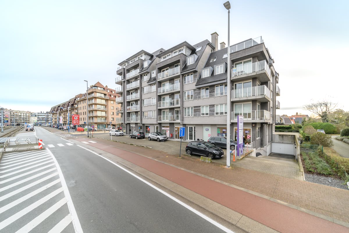 Handelsruimte en 3 staanplaatsen te huur te Koksijde-bad. - foto 2