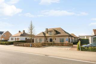 Gelegen aan de Steenweg op Deinze 180 in Lotenhulle bevindt deze alleenstaande woning zich op een uiterst vlot bereikbare locatie, dichtbij...
