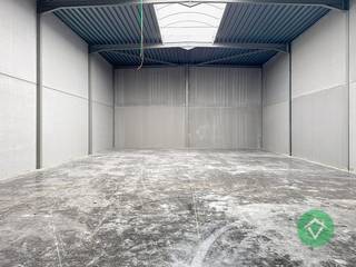 Nieuwe geïsoleerde KMO-unit te Aartrijke met een oppervlakte van 256 m² en 1 private parkeerplaats. <br /><br />Deze loods met brandklasse C heeft een oppervlakte van 256 m² en een vrije hoogte van +/- 6 m,. <br /><br />Deze UNIT bestaat uit: een sectionaalpoort van 4,50 m op 4,50 m, een afzonderlijke toegangsdeur, lichtstraat met rookluik, een regenwaterput van 6500 liter en een sceptische put. <br /><br />Alle nutsvoorzieningen, zoals water / elektriciteit / internet komen binnen in de unit. Er is ook een mogelijkheid om later zonnepanelen te plaatsen op de dakstructuur. <br /><br />Dit project is strategisch gelegen te Aartrijke, vlot bereikbaar en op korte afstand van Torhout, Ruddervoorde en de E403. Het bedrijventerrein is ideaal voor kleine en middelgrote ondernemingen die op zoek zijn naar een functionele, duurzame en goed bereikbare uitvalsbasis in West-Vlaanderen.<br /><br />Interesse? Neem contact met ons op voor meer info of een bezoek ter plaatse.