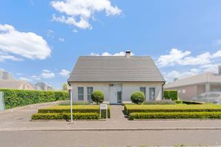 <p><span>Ligging<br /></span><span>Deze alleenstaande villa bevindt zich op een toplocatie in Sleidinge, op wandelafstand van het dorpscentrum. <br />Winkels, scholen, bibliotheek, het cultuurcentrum en het station liggen op wandelafstand.<br />Hier geniet je elke dag van een residentiële woonomgeving en het comfort van alles dichtbij.<br /><br /></span><span>Stijlvolle villawoning met 3 slaapkamers en heerlijke tuin<br /></span><span>Sommige woningen voelen vanaf het eerste moment als een thuis. <br />Deze karaktervolle villawoning is daar het perfecte voorbeeld van.<br />Jarenlang werd ze met liefde bewoond en met de grootste zorg onderhouden. <br />Kwalitatieve materialen, een tijdloze afwerking en een stijlvolle inrichting vormen de rode draad doorheen de woning.<br /><br />De ruime inkomhal verwelkomt je en leidt naar de sfeervolle leefruimte. <br />Hier vormt de prachtige schouw en het volparket het warme middelpunt van de zithoek.<br />De lichtrijke eetplaats aan het raam kijkt uit op de tuin en sluit naadloos aan op de keuken, van waaruit je rechtstreeks het terras en de tuin bereikt.<br />De woning beschikt op het gelijkvloers verder over een royale slaapkamer en een ruime badkamer, uitgerust met ligbad en douche.<br />Praktisch comfort is aanwezig dankzij een handige berging/wasplaats en een ruime garage.<br /><br />Achter een subtiel geïntegreerde spiegeldeur bevindt zich de trap naar de verdieping. <br />Boven wacht een ruime nachthal die zich perfect leent als bureau- of leeshoek, aangevuld met twee volwaardige slaapkamers en een tweede douchekamer.<br /><br />Buiten vormt de tuin een oase van rust. <br />Geniet van zonnige dagen aan de sfeervolle vijver, bewonder het kunstwerk dat karakter toevoegt aan de tuin of ontspan in alle privacy op het terras onder de xl zonneluifel.<br />Het tuinhuis biedt bovendien extra bergruimte voor tuinmateriaal of fietsen.<br /><br /></span><span>Troeven<br /></span><span>/ topligging<br />/ perfect onderhouden villawoning<br />/ tijdloze uitstraling<br />/ ruim wonen, ideaal voor een gezin<br /><br /></span></p>
