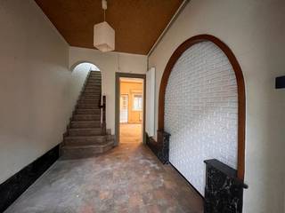  Deze karaktervolle woning is centraal in Willebroek gelegen met een uitstekende verbinding naar Antwerpen, Mechelen en Brussel. De ruime hal...