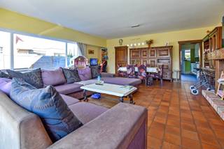 Deze ruime koppelvilla op 310m² met 4 slaapkamers te Koksijde-Bad is een unieke kans voor wie op zoek is naar comfortabele woon- of...