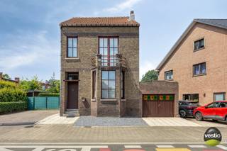 Deze charmante open bebouwing is gelegen aan de Joris van Oostenrijkstraat 17 in Kuringen, een absolute toplocatie op wandelafstand van winkels, scholen en openbaar vervoer. Bovendien bevindt het centrum van Hasselt zich op slechts enkele minuten en geniet u van een vlotte verbinding met de E313 en E314.<br /><br />De woning is gelegen op een perceel van 3 are 51 centiare en beschikt over een bewoonbare oppervlakte van ongeveer 170 m². Dankzij de doordachte indeling, de ruime leefruimte en de uitbreidingsmogelijkheden is dit de ideale gezinswoning.<br /><br />Via de ruime inkomhal komt u terecht in de ruime leefruimte van maar liefst 36 m². De gezellige woonkamer, voorzien van een sfeervolle flamcassette, sluit naadloos aan op de open, volledig geïnstalleerde keuken. Van hieruit heeft u rechtstreeks toegang tot het terras en de gezellige tuin. Verder beschikt het gelijkvloers over een praktische berging/wasplaats en een apart gastentoilet. De volledige benedenverdieping werd afgewerkt met een stijlvolle, moderne tegelvloer van 80 x 80 cm, wat zorgt voor een strakke en tijdloze uitstraling.<br /><br />Op de eerste verdieping bevinden zich drie slaapkamers. De twee slaapkamers aan de voorzijde worden momenteel gescheiden door een gyprocwand, waardoor ze desgewenst eenvoudig kunnen worden samengevoegd tot één bijzonder ruime slaapkamer. De badkamer is uitgerust met een ligbad, een recent vernieuwde inloopdouche, een wastafel en een toilet.<br /><br />Via een vaste trap bereikt u de zolderverdieping. Deze werd geïsoleerd met 6 cm MW-isolatie en voorzien van een Velux-dakraam. De leidingen voor elektriciteit en verwarming werden reeds tot op deze verdieping gebracht, zodat de ruimte mits verdere afwerking eenvoudig kan worden ingericht als een extra slaapkamer, bureau of hobbyruimte.<br /><br />In 2018 werd er nog een energiezuinige Vaillant condenserende combi-gaswandketel geplaatst.<br /><br />Buiten geniet u van een aangename tuin naast en achter de woning, een garagebox en een praktisch tuinhuis en een extra berging.<br /><br />Troeven van deze woning:<br />+ Instapklare open bebouwing<br />+ Rustige ligging in het centrum van Kuringen<br />+ Tegenover de Stedelijke Basisschool van Kuringen<br />+ Op enkele minuten van Hasselt en de autosnelwegen<br />+ Gezellige tuin met terras<br />+ Garagebox en tuinhuis<br />+ Geïsoleerde zolder met uitbreidingsmogelijkheden<br />+ Condenserende Vaillant-ketel (2018)<br />+ Dak reeds geïsoleerd<br /><br />Bent u op zoek naar een instapklare gezinswoning met een uitstekende ligging en uitbreidingsmogelijkheden? Neem dan gerust contact op met Stephanie Odeurs via stephanie@vestio.com of 0474 73 64 84 voor een bezoek.