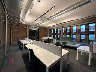 Fantastisch gelegen kantoorruimte van 725 m² te koop, gelegen op de bedrijvige Pottelbergsite nabij de Ring en het centrum van Kortrijk. De...