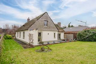 Disposition de la maison :Rez-de-chaussée :- Hall d'entrée avec toilettes séparées pour les invités - Espace de vie spacieux et lumineux avec vue sur le jardin- Cuisine séparée- Jardin ensoleillé de plus de 500 m² avec terrasse - Espace de rangement pratique- Garage pouvant accueillir 2 voituresPremier étage : - 3 chambres spacieuses- Salle de bain équipée d'un lavabo, de toilettes et d'une baignoire/douche- Espace de rangementAvantages supplémentaires :- Situation calme dans une impasse- Magnifique jardin pour profiter pleinement- Aucune obligation de rénovation ! - La présence d'un garage doubleLes visites de cette maison auront lieu sur rendez-vous le mardi 10 février et le jeudi 12 février. Une offre peut être déposée au plus tard le samedi 14 février à 14 h 30.Vous souhaitez obtenir plus d'informations sur cette propriété ou vous souhaitez visiter le site ?Contactez Sarah Hanson (0493 25 46 80 - sarah.hanson@dewaele.com) Registre des mesures: non