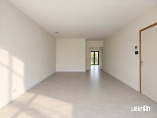 <p><strong>- 6% BTW MOGELIJK! - UNIEKE NIEUWBOUWRESIDENTIE - </strong><br /><br />Dit stijlvolle en energiezuinige gelijkvloerse nieuwbouwappartement is gelegen op een absolute toplocatie, op een steenworp van de Grote Markt, winkels, horeca en openbaar vervoer. De kleinschalige residentie omvat slechts vijf appartementen en combineert hedendaagse architectuur met kwalitatieve materialen, comfort en rust. <br /><br />Het appartement beschikt over een ruime en lichtrijke leefruimte met open keuken en kookeiland, die rechtstreeks toegang geeft tot de aangename leefruimte. Daarnaast zijn er twee volwaardige slaapkamers, een moderne badkamer met inloopdouche en dubbele lavabo, een praktische berging/wasplaats en een afzonderlijk toilet. Aan de achterzijde beschikt het appartement bovendien over een tweede terras met aansluitende tuin, waardoor u over twee aangename buitenruimtes beschikt. <br /><br />Ook op energetisch vlak is dit appartement volledig afgestemd op de toekomst. Het wordt gebouwd volgens de nieuwste normen en is voorzien van driedubbele beglazing, zonnepanelen, vloerverwarming en een lucht-waterwarmtepomp. Zo geniet u van een hoog wooncomfort in combinatie met een energiezuinige woning. <br /><br />De vermelde prijs omvat de volledige afwerking van het appartement. Enkel de schilderwerken, lichtarmaturen en verdere inrichting/aankleding zijn nog door de koper te voorzien. <br /><br />Indien aan de voorwaarden is voldaan is aankoop aan 6% BTW mogelijk. Voor meer informatie over de concrete voorwaarden en de toepassing van het 6%-tarief voor dit appartement kunt u steeds contact met ons opnemen. <br /><br />Optioneel kan achteraan de residentie een autostaanplaats worden aangekocht voor €17.500, een extra troef op deze centrale locatie. <br /><br />Een uniek nieuwbouwappartement voor wie waarde hecht aan comfort, energiezuinigheid, buitenruimte en een uitstekende ligging, in een residentie met slechts vijf appartementen. <br /><br />Interesse? Contacteer ons voor meer informatie of plan uw bezoek via info@immolierman.be of 053 89 99 66.</p>